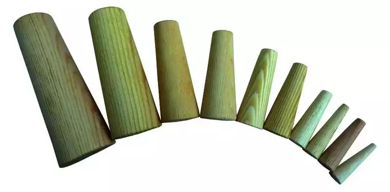 Jeu de 9 pinoches en bois de différents diamètres