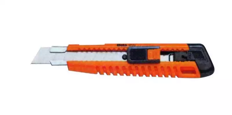 Cutter lame sécable 18 mm avec 3 lames de rechange