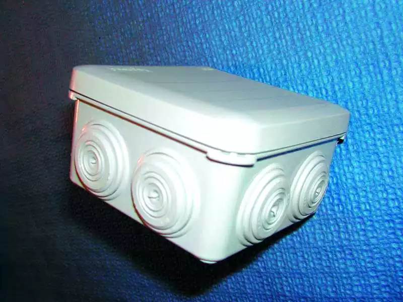 Boîte de dérivation carrée 65 x 65 x 40 mm avec 7 entrées Couvercle clipsé
