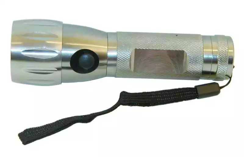 Lampe torche à leds Alu 3 positions étanche longueur 140mm diamètre optique 3,3cm Lampe torche à leds Alu 3 positions étanche longueur 140mm diamètre optique 3,3cm