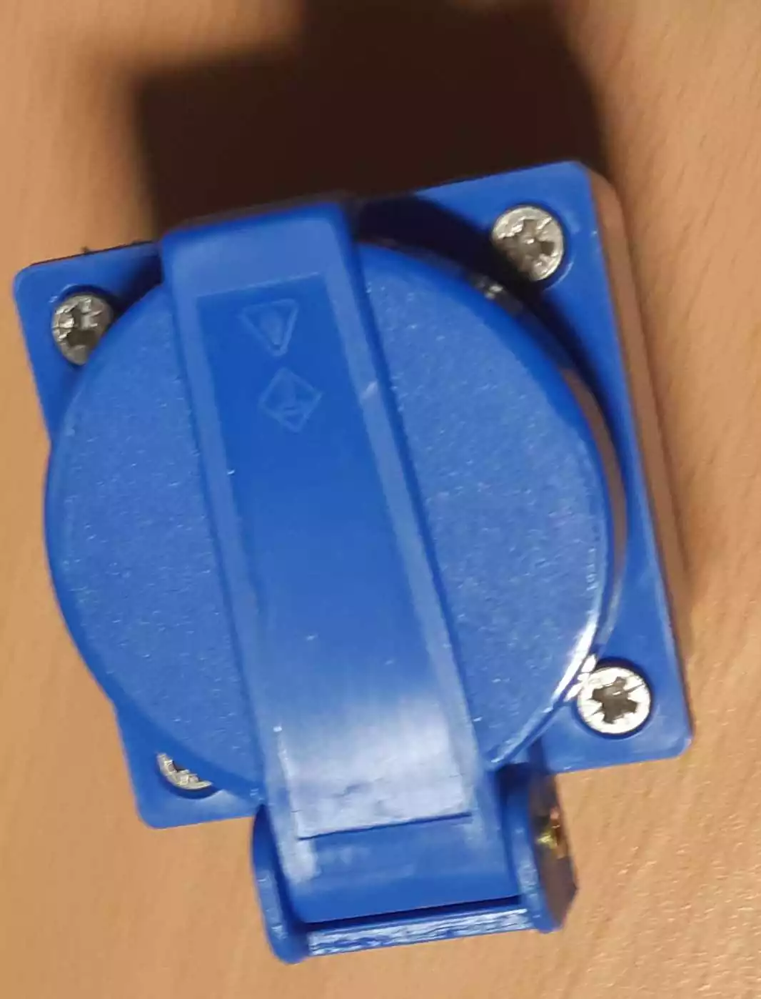 Prise encastrable à clapet 250V 10/16A 2 Prises et Terre IP 44