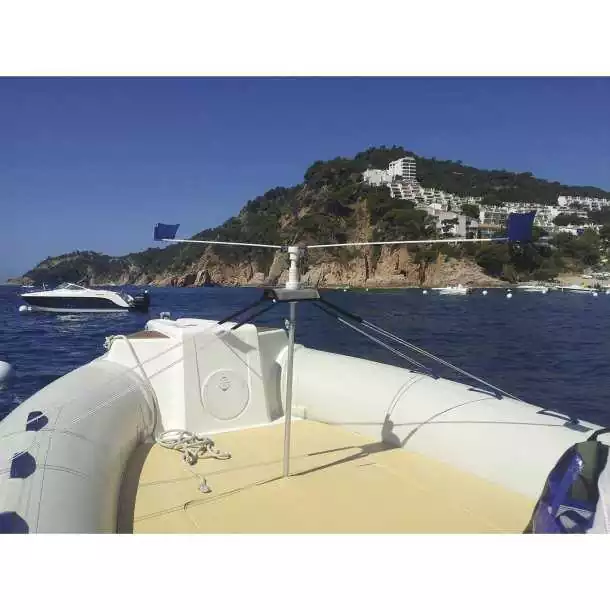 Support d'effaroucheur pour bateaux pneumatiques