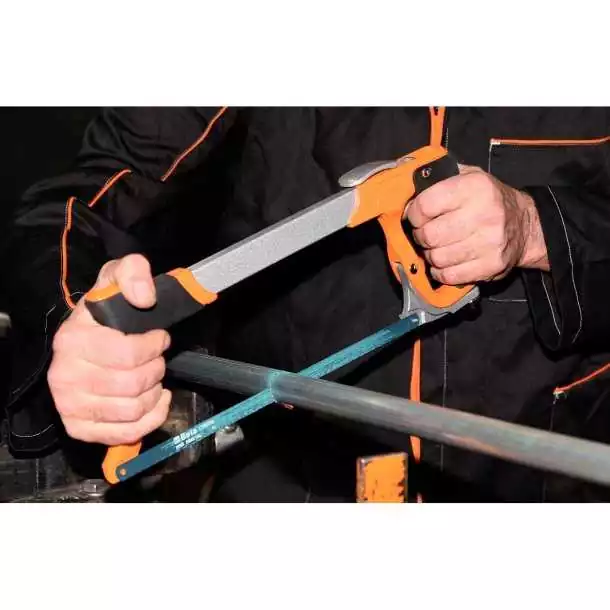 Scie à métaux ergonomique